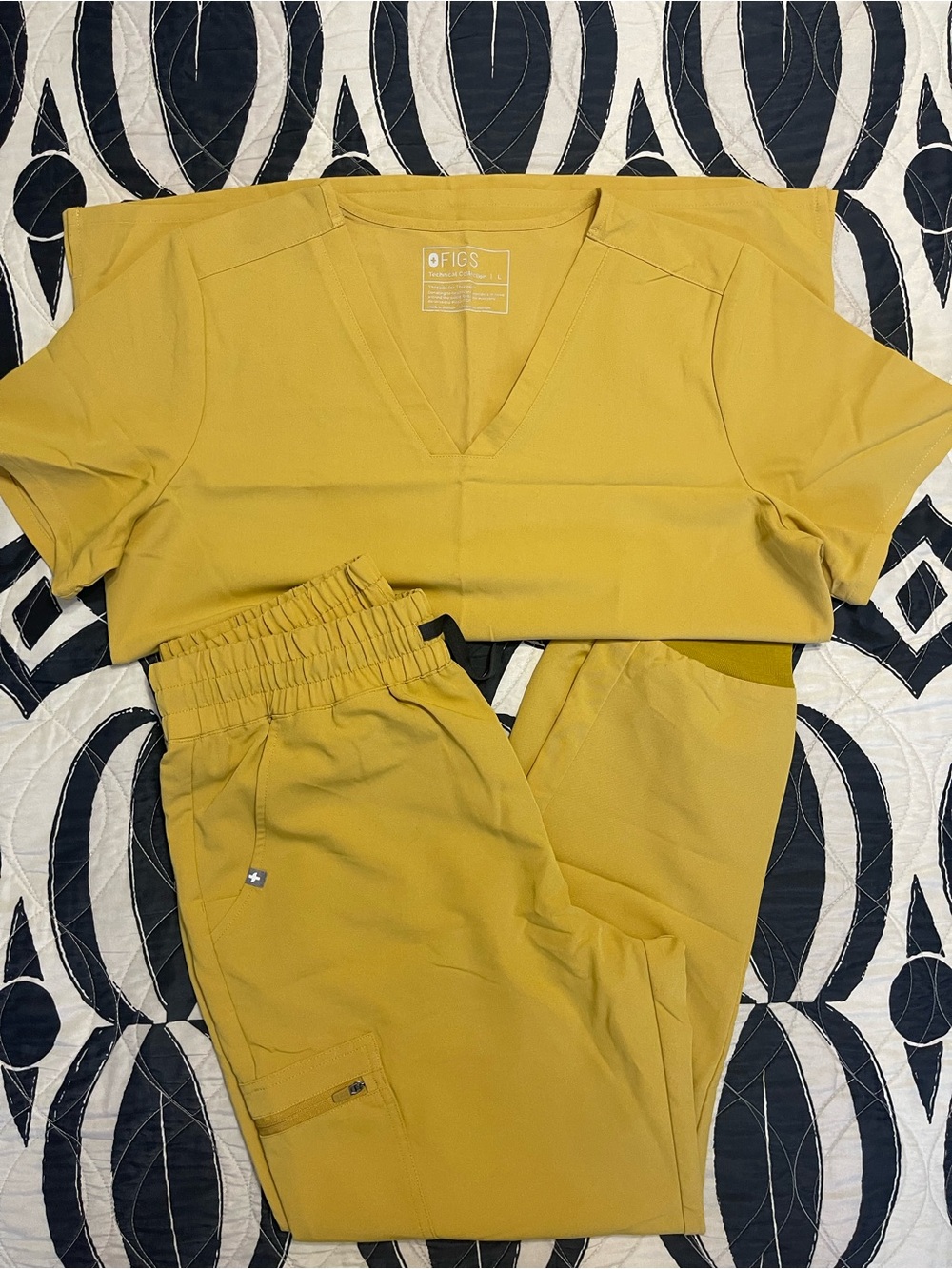 FIGS Light Gold Casma Top & Zamora High Waisted Jogger Scrub Set Large